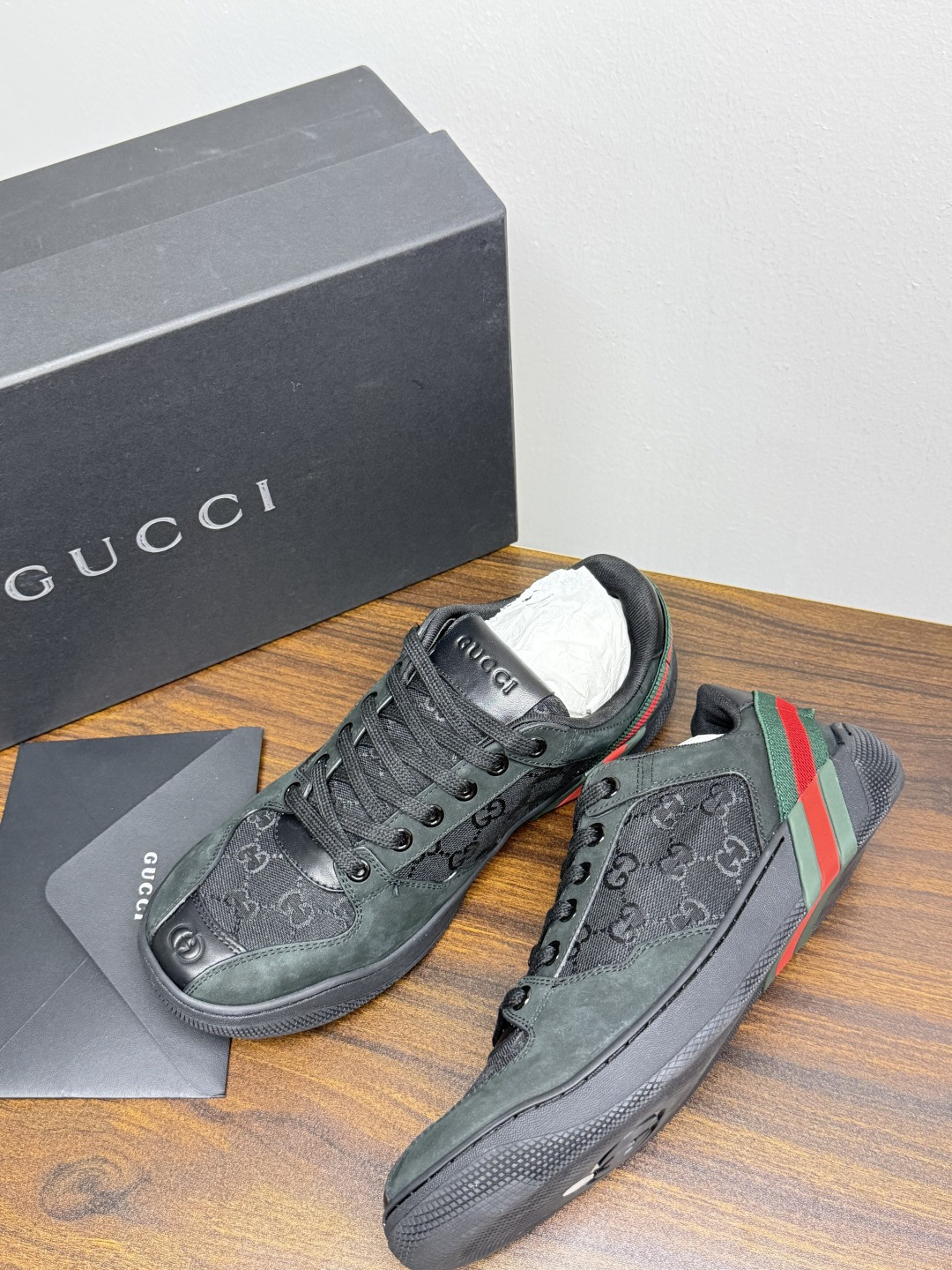 Gucci 镂空GG暗纹板鞋,鞋面最显眼的是满版 镂空穿孔GG暗纹 ——远看是纯色皮面,近看才能发现双G图案,低调 Gucci 镂空GG暗纹板鞋,鞋面最显眼的是满版 镂空穿孔GG暗纹 ——远看是纯色皮面,近看才能发现双G图案,低调