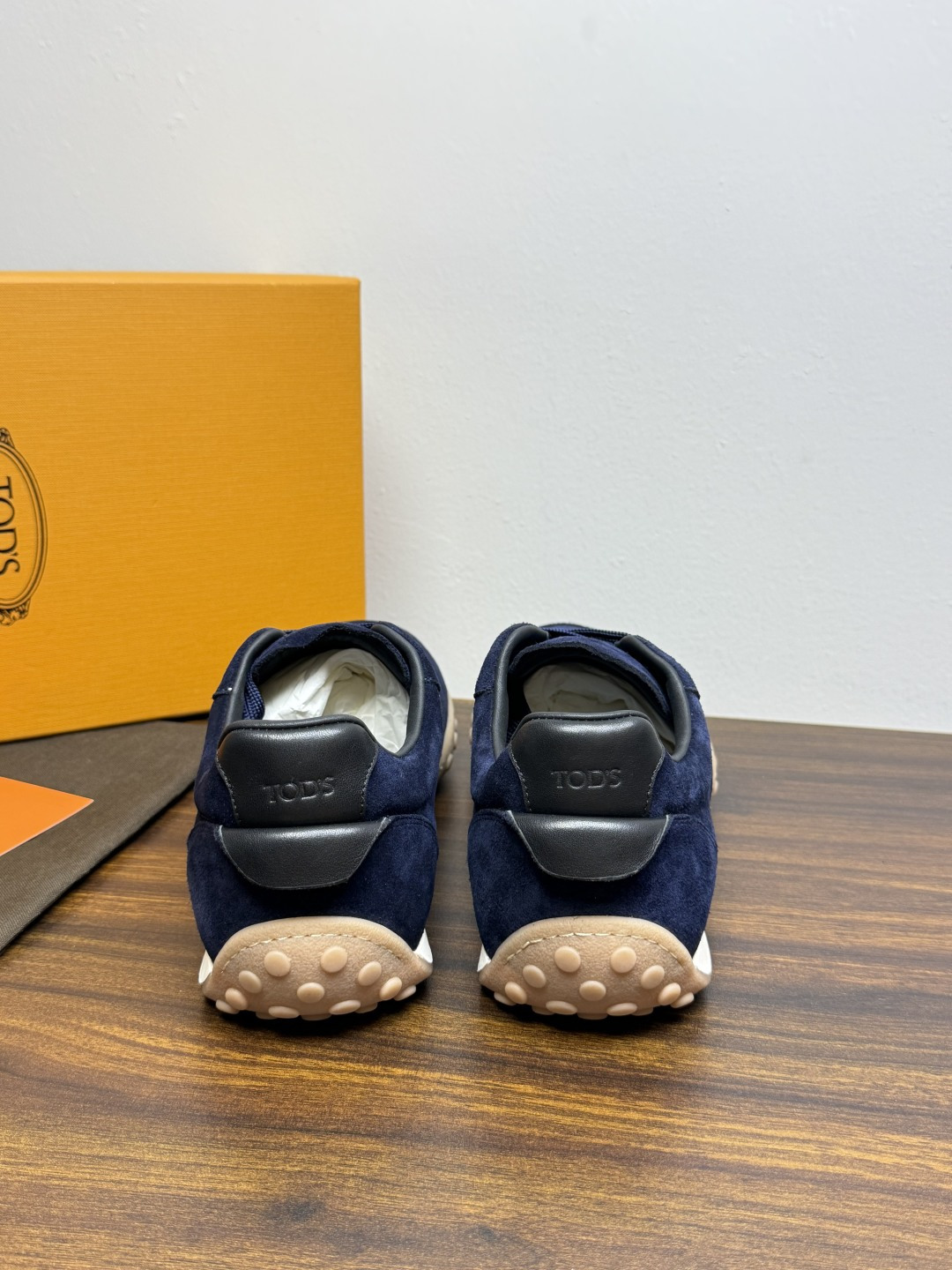 TOD’S/托德斯新款男士乐福休闲鞋,这款鞋选用皮革制成,橡胶大底尽显品牌元素,轻松提升日常造型。原版1:1开发,优雅低 TOD’S/托德斯新款男士乐福休闲鞋,这款鞋选用皮革制成,橡胶大底尽显品牌元素,轻松提升日常造型。原版1:1开发,优雅低