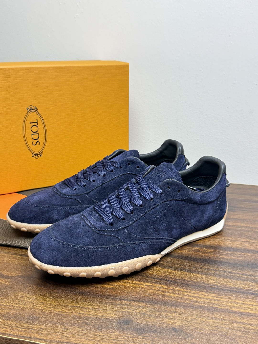 TOD’S/托德斯新款男士乐福休闲鞋,这款鞋选用皮革制成,橡胶大底尽显品牌元素,轻松提升日常造型。原版1:1开发,优雅低 TOD’S/托德斯新款男士乐福休闲鞋,这款鞋选用皮革制成,橡胶大底尽显品牌元素,轻松提升日常造型。原版1:1开发,优雅低