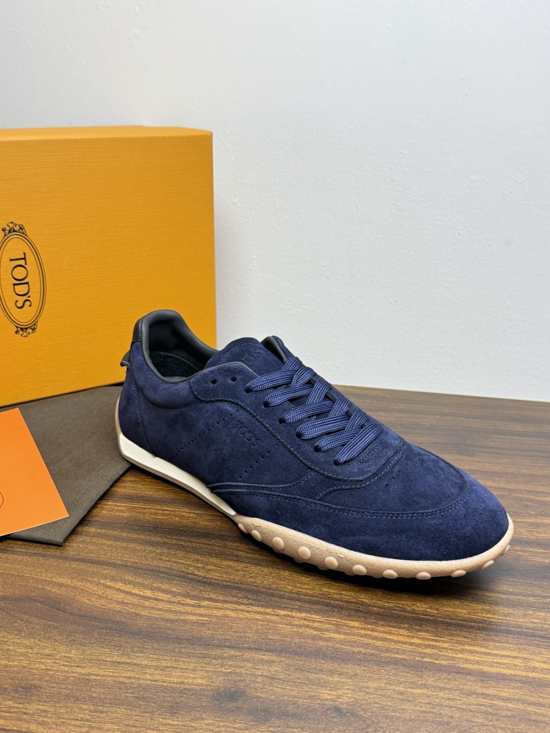 TOD’S/托德斯新款男士乐福休闲鞋,这款鞋选用皮革制成,橡胶大底尽显品牌元素,轻松提升日常造型。原版1:1开发,优雅低 TOD’S/托德斯新款男士乐福休闲鞋,这款鞋选用皮革制成,橡胶大底尽显品牌元素,轻松提升日常造型。原版1:1开发,优雅低
