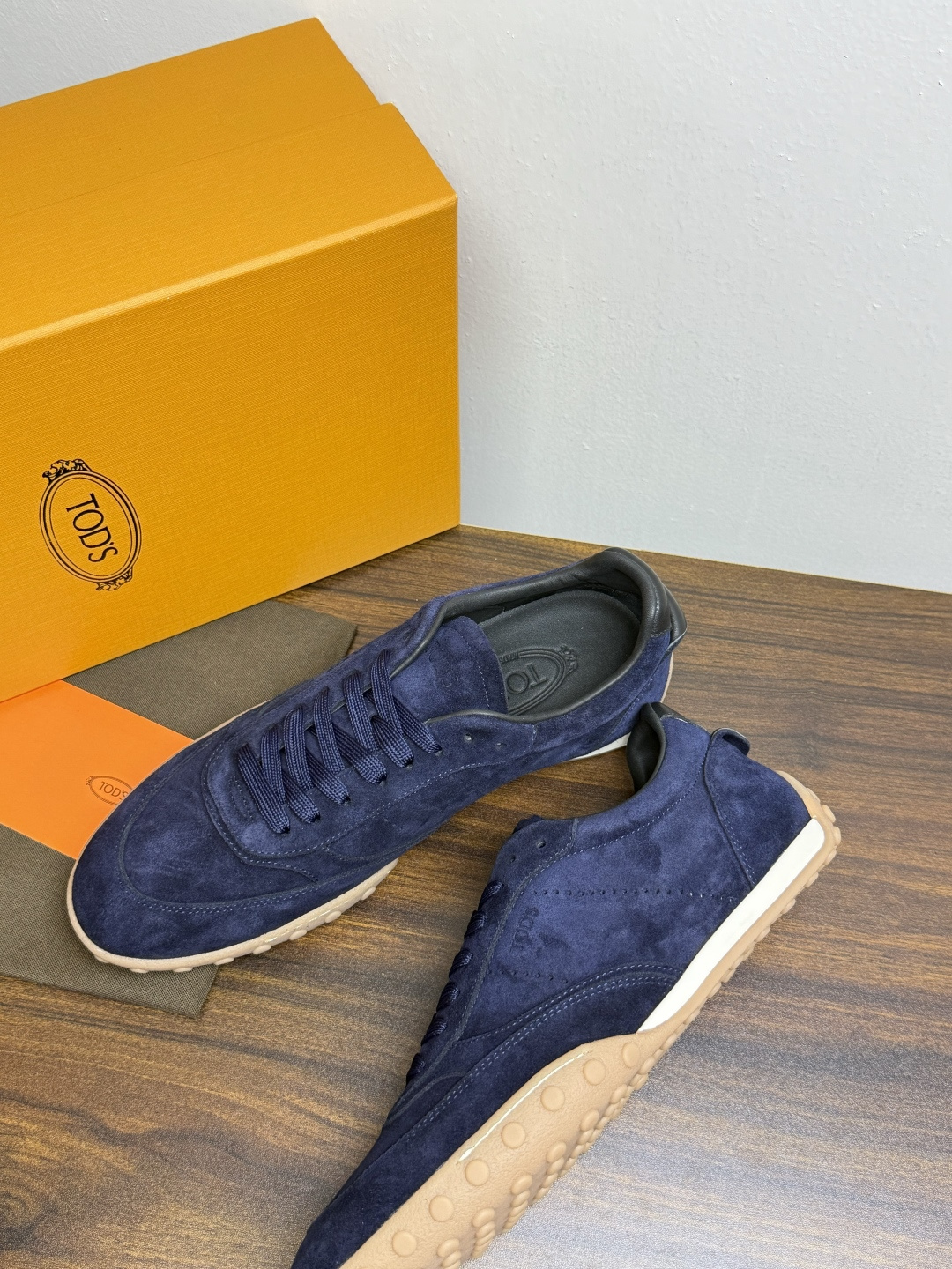 TOD’S/托德斯新款男士乐福休闲鞋,这款鞋选用皮革制成,橡胶大底尽显品牌元素,轻松提升日常造型。原版1:1开发,优雅低 TOD’S/托德斯新款男士乐福休闲鞋,这款鞋选用皮革制成,橡胶大底尽显品牌元素,轻松提升日常造型。原版1:1开发,优雅低