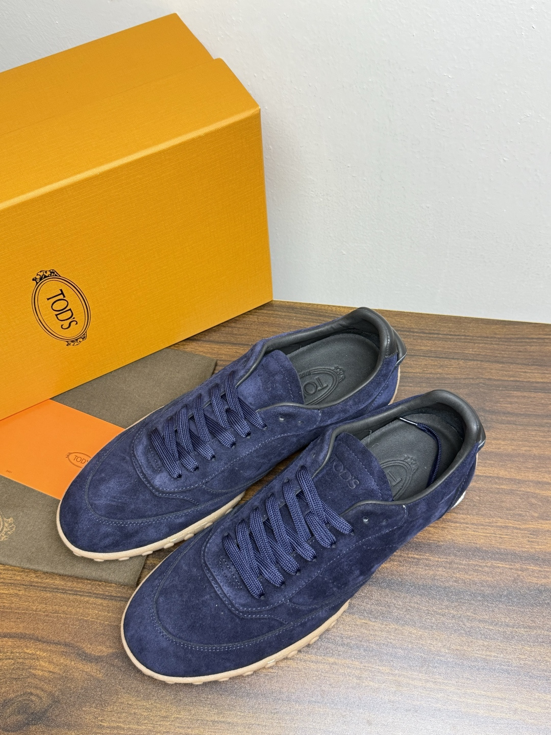 TOD’S/托德斯新款男士乐福休闲鞋,这款鞋选用皮革制成,橡胶大底尽显品牌元素,轻松提升日常造型。原版1:1开发,优雅低 TOD’S/托德斯新款男士乐福休闲鞋,这款鞋选用皮革制成,橡胶大底尽显品牌元素,轻松提升日常造型。原版1:1开发,优雅低