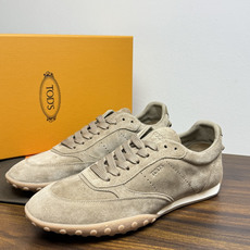 TOD’S/托德斯新款男士乐福休闲鞋,这款鞋选用皮革制成,橡胶大底尽显品牌元素,轻松提升日常造型。原版1:1开发,优雅低 TOD’S/托德斯新款男士乐福休闲鞋,这款鞋选用皮革制成,橡胶大底尽显品牌元素,轻松提升日常造型。原版1:1开发,优雅低