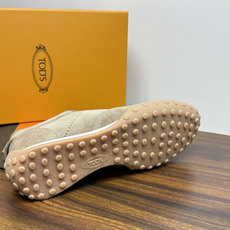 TOD’S/托德斯新款男士乐福休闲鞋,这款鞋选用皮革制成,橡胶大底尽显品牌元素,轻松提升日常造型。原版1:1开发,优雅低 TOD’S/托德斯新款男士乐福休闲鞋,这款鞋选用皮革制成,橡胶大底尽显品牌元素,轻松提升日常造型。原版1:1开发,优雅低
