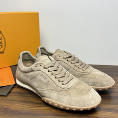 TOD’S/托德斯新款男士乐福休闲鞋,这款鞋选用皮革制成,橡胶大底尽显品牌元素,轻松提升日常造型。原版1:1开发,优雅低 TOD’S/托德斯新款男士乐福休闲鞋,这款鞋选用皮革制成,橡胶大底尽显品牌元素,轻松提升日常造型。原版1:1开发,优雅低