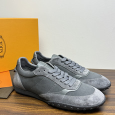 TOD’S/托德斯新款男士乐福休闲鞋,这款鞋选用皮革制成,橡胶大底尽显品牌元素,轻松提升日常造型。原版1:1开发,优雅低 TOD’S/托德斯新款男士乐福休闲鞋,这款鞋选用皮革制成,橡胶大底尽显品牌元素,轻松提升日常造型。原版1:1开发,优雅低