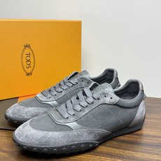 TOD’S/托德斯新款男士乐福休闲鞋,这款鞋选用皮革制成,橡胶大底尽显品牌元素,轻松提升日常造型。原版1:1开发,优雅低 TOD’S/托德斯新款男士乐福休闲鞋,这款鞋选用皮革制成,橡胶大底尽显品牌元素,轻松提升日常造型。原版1:1开发,优雅低