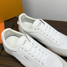TOD’S/托德斯新款男士乐福休闲鞋,这款鞋选用皮革制成,橡胶大底尽显品牌元素,轻松提升日常造型。原版1:1开发,优雅低 TOD’S/托德斯新款男士乐福休闲鞋,这款鞋选用皮革制成,橡胶大底尽显品牌元素,轻松提升日常造型。原版1:1开发,优雅低