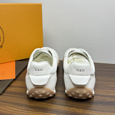 TOD’S/托德斯新款男士乐福休闲鞋,这款鞋选用皮革制成,橡胶大底尽显品牌元素,轻松提升日常造型。原版1:1开发,优雅低 TOD’S/托德斯新款男士乐福休闲鞋,这款鞋选用皮革制成,橡胶大底尽显品牌元素,轻松提升日常造型。原版1:1开发,优雅低