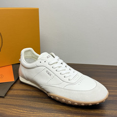 TOD’S/托德斯新款男士乐福休闲鞋,这款鞋选用皮革制成,橡胶大底尽显品牌元素,轻松提升日常造型。原版1:1开发,优雅低 TOD’S/托德斯新款男士乐福休闲鞋,这款鞋选用皮革制成,橡胶大底尽显品牌元素,轻松提升日常造型。原版1:1开发,优雅低