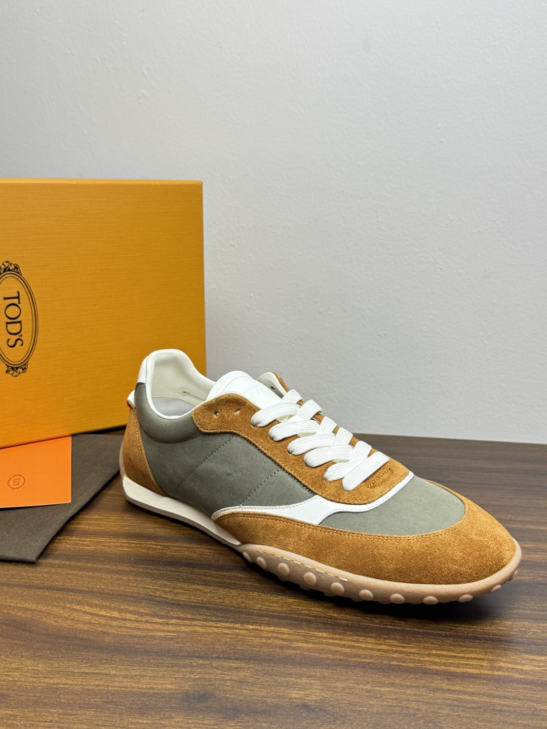 TOD’S/托德斯新款男士乐福休闲鞋,这款鞋选用皮革制成,橡胶大底尽显品牌元素,轻松提升日常造型。原版1:1开发,优雅低 TOD’S/托德斯新款男士乐福休闲鞋,这款鞋选用皮革制成,橡胶大底尽显品牌元素,轻松提升日常造型。原版1:1开发,优雅低