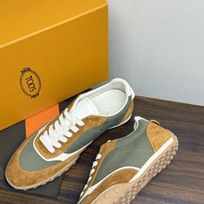 TOD’S/托德斯新款男士乐福休闲鞋,这款鞋选用皮革制成,橡胶大底尽显品牌元素,轻松提升日常造型。原版1:1开发,优雅低 TOD’S/托德斯新款男士乐福休闲鞋,这款鞋选用皮革制成,橡胶大底尽显品牌元素,轻松提升日常造型。原版1:1开发,优雅低
