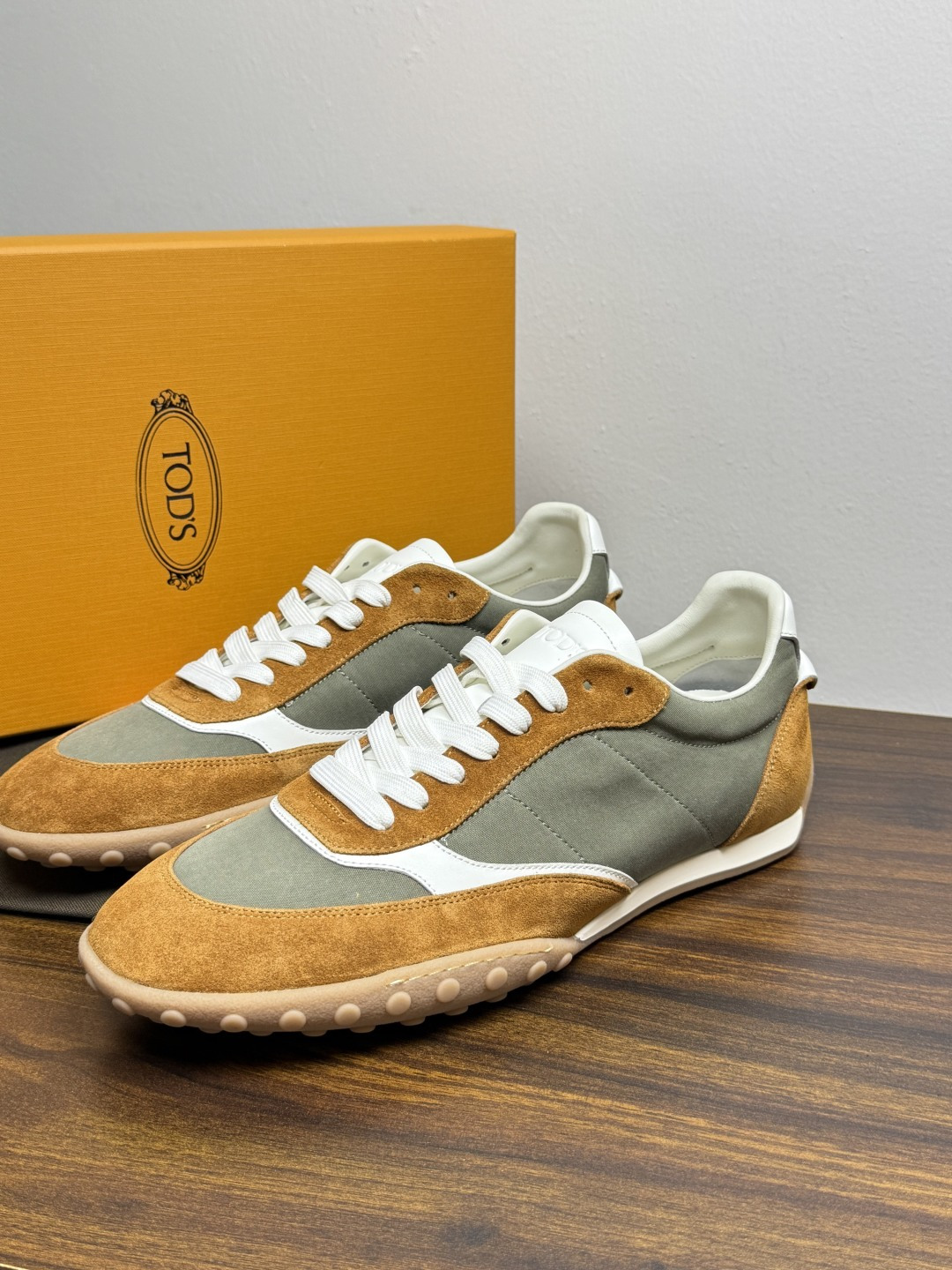 TOD’S/托德斯新款男士乐福休闲鞋,这款鞋选用皮革制成,橡胶大底尽显品牌元素,轻松提升日常造型。原版1:1开发,优雅低 TOD’S/托德斯新款男士乐福休闲鞋,这款鞋选用皮革制成,橡胶大底尽显品牌元素,轻松提升日常造型。原版1:1开发,优雅低