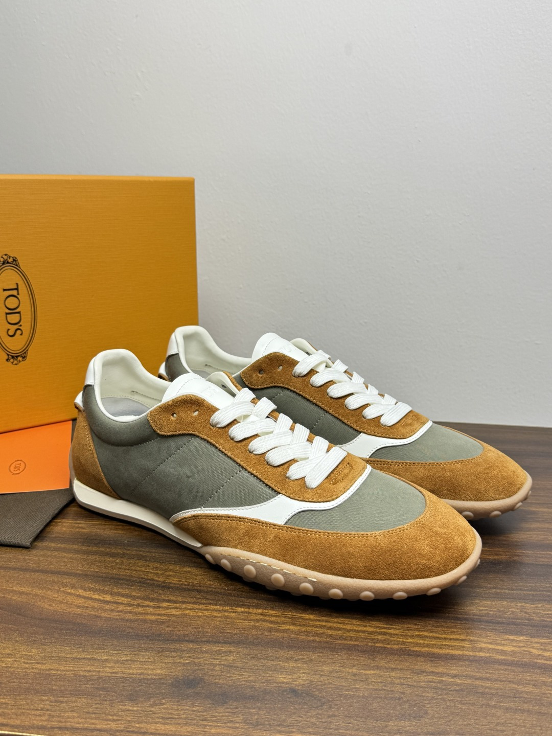 TOD’S/托德斯新款男士乐福休闲鞋,这款鞋选用皮革制成,橡胶大底尽显品牌元素,轻松提升日常造型。原版1:1开发,优雅低 TOD’S/托德斯新款男士乐福休闲鞋,这款鞋选用皮革制成,橡胶大底尽显品牌元素,轻松提升日常造型。原版1:1开发,优雅低
