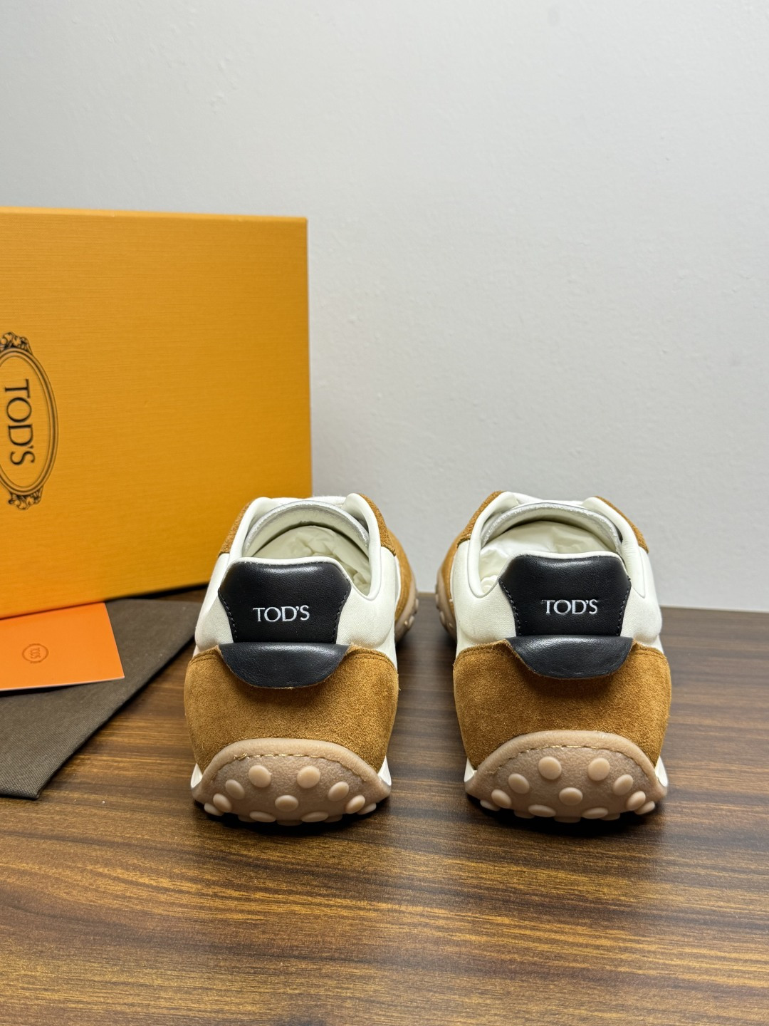 TOD’S/托德斯新款男士乐福休闲鞋,这款鞋选用皮革制成,橡胶大底尽显品牌元素,轻松提升日常造型。原版1:1开发,优雅低 TOD’S/托德斯新款男士乐福休闲鞋,这款鞋选用皮革制成,橡胶大底尽显品牌元素,轻松提升日常造型。原版1:1开发,优雅低