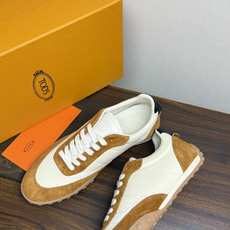 TOD’S/托德斯新款男士乐福休闲鞋,这款鞋选用皮革制成,橡胶大底尽显品牌元素,轻松提升日常造型。原版1:1开发,优雅低 TOD’S/托德斯新款男士乐福休闲鞋,这款鞋选用皮革制成,橡胶大底尽显品牌元素,轻松提升日常造型。原版1:1开发,优雅低