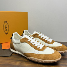 TOD’S/托德斯新款男士乐福休闲鞋,这款鞋选用皮革制成,橡胶大底尽显品牌元素,轻松提升日常造型。原版1:1开发,优雅低 TOD’S/托德斯新款男士乐福休闲鞋,这款鞋选用皮革制成,橡胶大底尽显品牌元素,轻松提升日常造型。原版1:1开发,优雅低