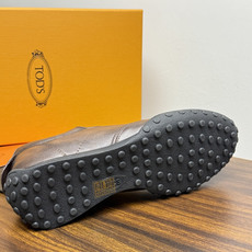 TOD’S/托德斯新款男士乐福休闲鞋,这款鞋选用皮革制成,橡胶大底尽显品牌元素,轻松提升日常造型。原版1:1开发,优雅低 TOD’S/托德斯新款男士乐福休闲鞋,这款鞋选用皮革制成,橡胶大底尽显品牌元素,轻松提升日常造型。原版1:1开发,优雅低