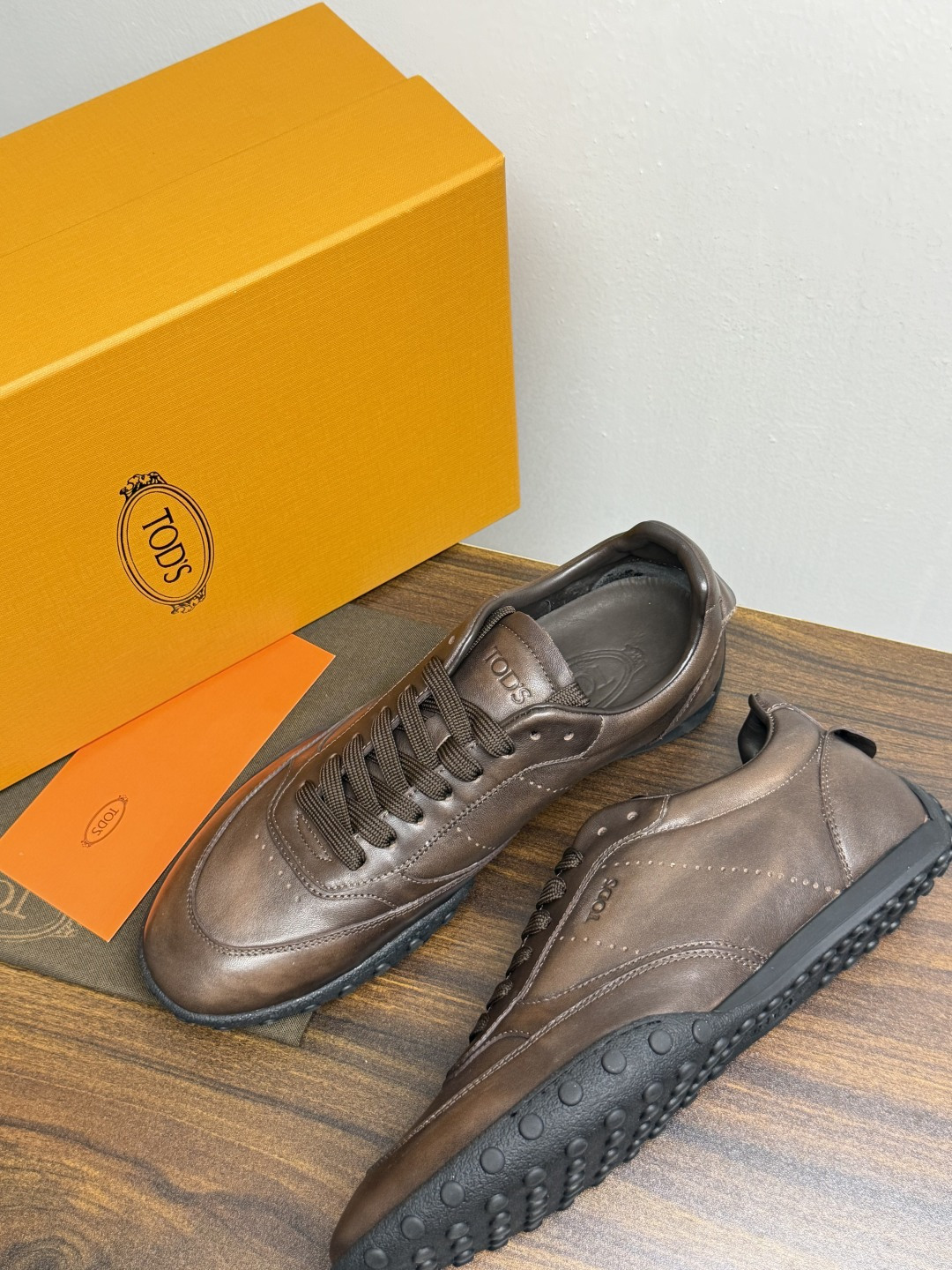 TOD’S/托德斯新款男士乐福休闲鞋,这款鞋选用皮革制成,橡胶大底尽显品牌元素,轻松提升日常造型。原版1:1开发,优雅低 TOD’S/托德斯新款男士乐福休闲鞋,这款鞋选用皮革制成,橡胶大底尽显品牌元素,轻松提升日常造型。原版1:1开发,优雅低