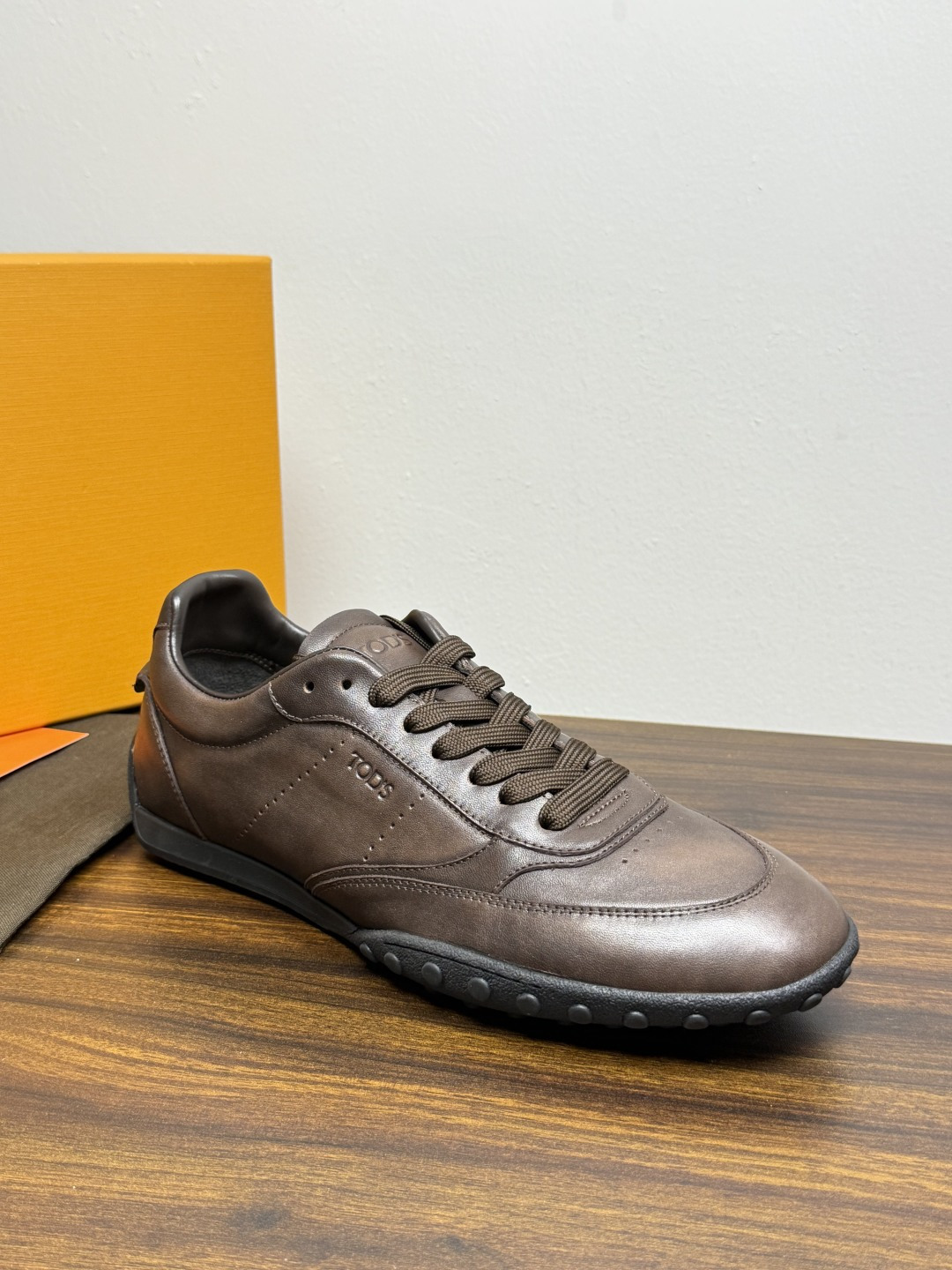 TOD’S/托德斯新款男士乐福休闲鞋,这款鞋选用皮革制成,橡胶大底尽显品牌元素,轻松提升日常造型。原版1:1开发,优雅低 TOD’S/托德斯新款男士乐福休闲鞋,这款鞋选用皮革制成,橡胶大底尽显品牌元素,轻松提升日常造型。原版1:1开发,优雅低