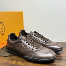 TOD’S/托德斯新款男士乐福休闲鞋,这款鞋选用皮革制成,橡胶大底尽显品牌元素,轻松提升日常造型。原版1:1开发,优雅低 TOD’S/托德斯新款男士乐福休闲鞋,这款鞋选用皮革制成,橡胶大底尽显品牌元素,轻松提升日常造型。原版1:1开发,优雅低
