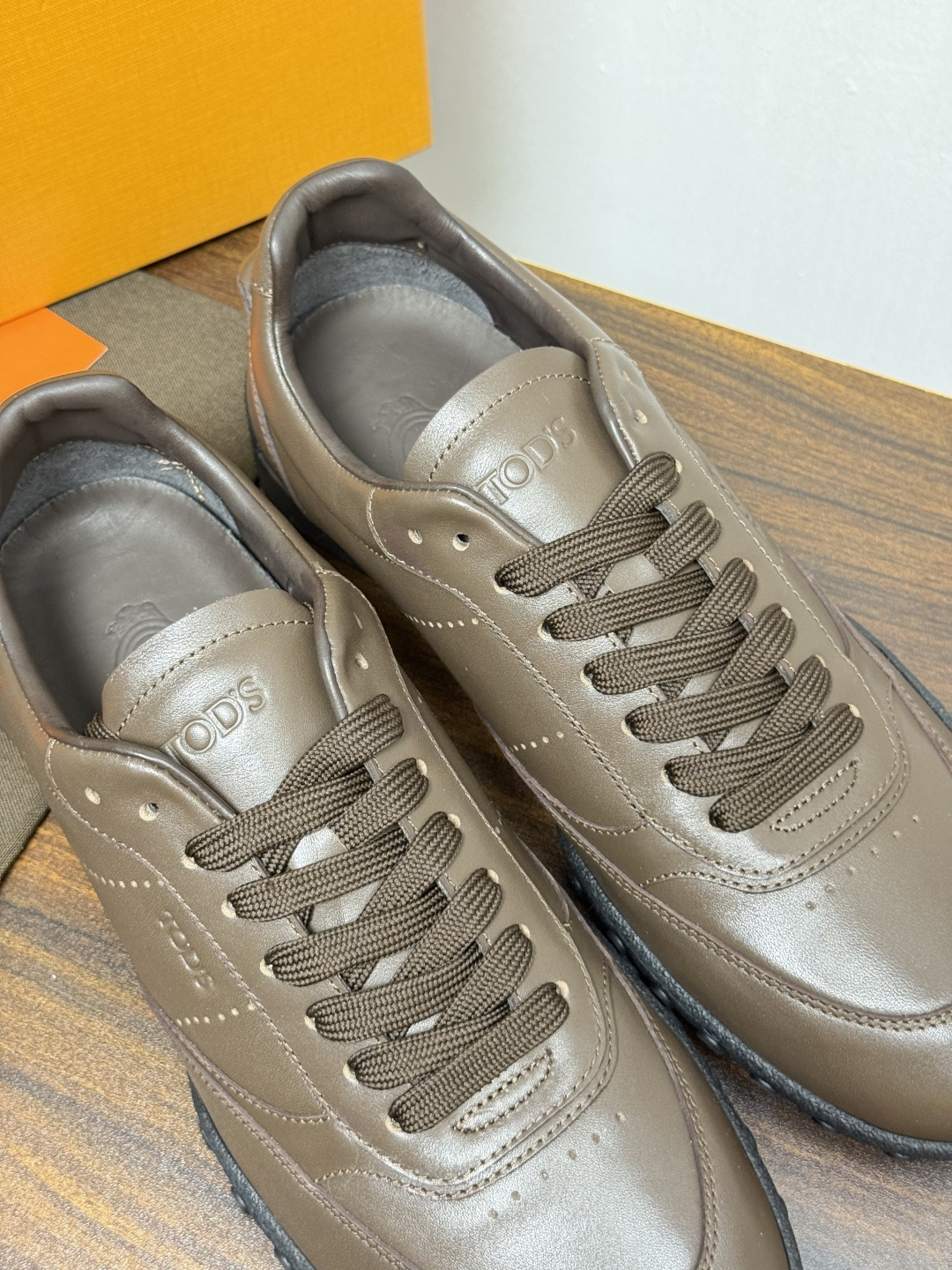 TOD’S/托德斯新款男士乐福休闲鞋,这款鞋选用皮革制成,橡胶大底尽显品牌元素,轻松提升日常造型。原版1:1开发,优雅低 TOD’S/托德斯新款男士乐福休闲鞋,这款鞋选用皮革制成,橡胶大底尽显品牌元素,轻松提升日常造型。原版1:1开发,优雅低
