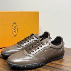 TOD’S/托德斯新款男士乐福休闲鞋,这款鞋选用皮革制成,橡胶大底尽显品牌元素,轻松提升日常造型。原版1:1开发,优雅低 TOD’S/托德斯新款男士乐福休闲鞋,这款鞋选用皮革制成,橡胶大底尽显品牌元素,轻松提升日常造型。原版1:1开发,优雅低