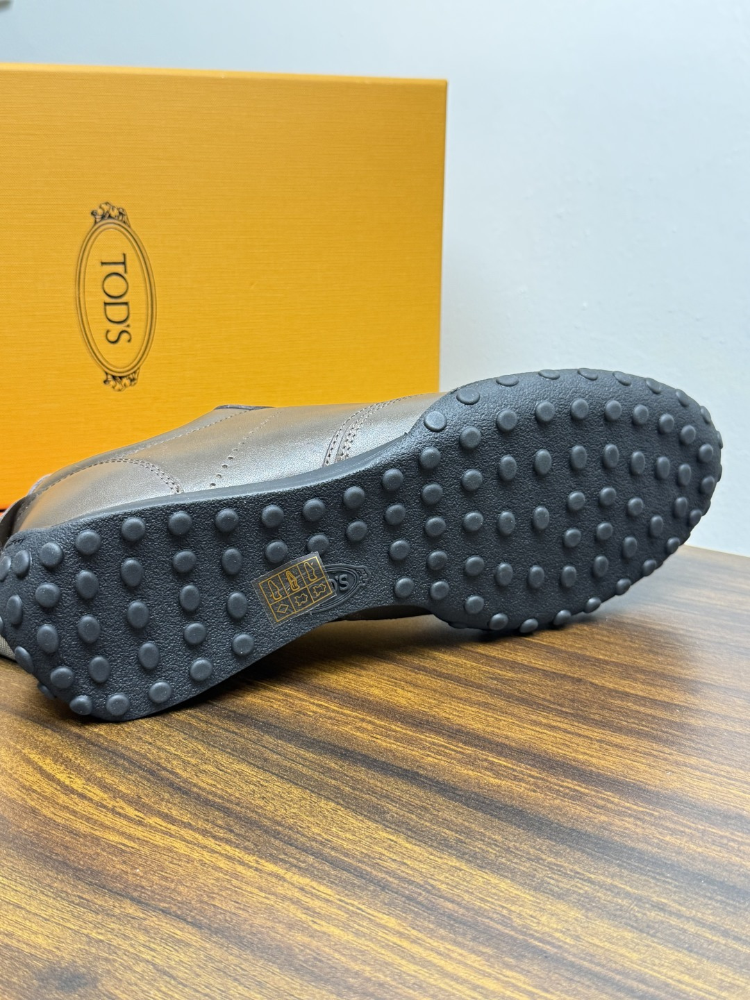 TOD’S/托德斯新款男士乐福休闲鞋,这款鞋选用皮革制成,橡胶大底尽显品牌元素,轻松提升日常造型。原版1:1开发,优雅低 TOD’S/托德斯新款男士乐福休闲鞋,这款鞋选用皮革制成,橡胶大底尽显品牌元素,轻松提升日常造型。原版1:1开发,优雅低