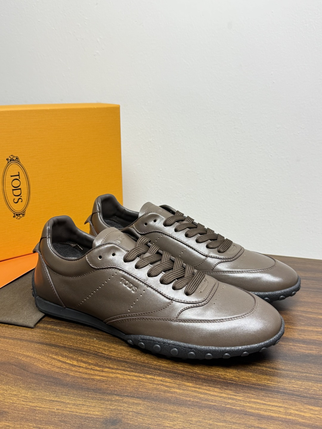 TOD’S/托德斯新款男士乐福休闲鞋,这款鞋选用皮革制成,橡胶大底尽显品牌元素,轻松提升日常造型。原版1:1开发,优雅低 TOD’S/托德斯新款男士乐福休闲鞋,这款鞋选用皮革制成,橡胶大底尽显品牌元素,轻松提升日常造型。原版1:1开发,优雅低