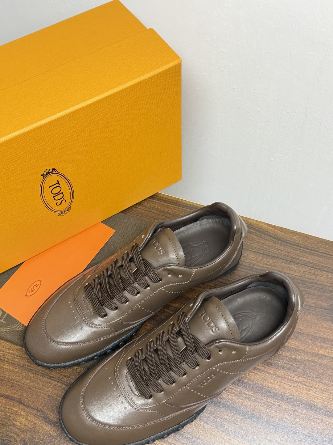 TOD’S/托德斯新款男士乐福休闲鞋,这款鞋选用皮革制成,橡胶大底尽显品牌元素,轻松提升日常造型。原版1:1开发,优雅低 TOD’S/托德斯新款男士乐福休闲鞋,这款鞋选用皮革制成,橡胶大底尽显品牌元素,轻松提升日常造型。原版1:1开发,优雅低