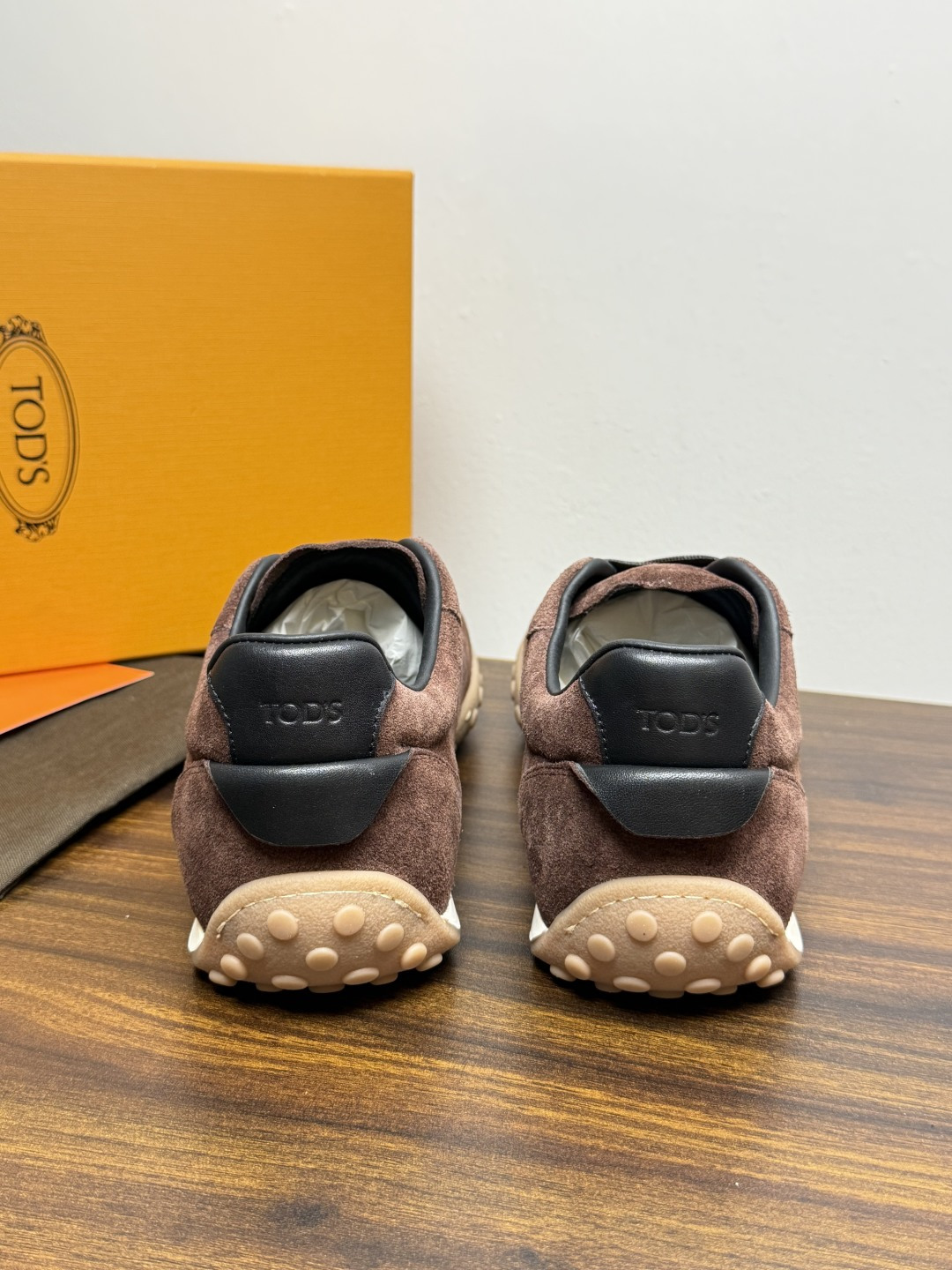 TOD’S/托德斯新款男士乐福休闲鞋,这款鞋选用皮革制成,橡胶大底尽显品牌元素,轻松提升日常造型。原版1:1开发,优雅低 TOD’S/托德斯新款男士乐福休闲鞋,这款鞋选用皮革制成,橡胶大底尽显品牌元素,轻松提升日常造型。原版1:1开发,优雅低