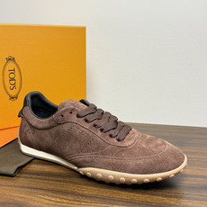 TOD’S/托德斯新款男士乐福休闲鞋,这款鞋选用皮革制成,橡胶大底尽显品牌元素,轻松提升日常造型。原版1:1开发,优雅低 TOD’S/托德斯新款男士乐福休闲鞋,这款鞋选用皮革制成,橡胶大底尽显品牌元素,轻松提升日常造型。原版1:1开发,优雅低