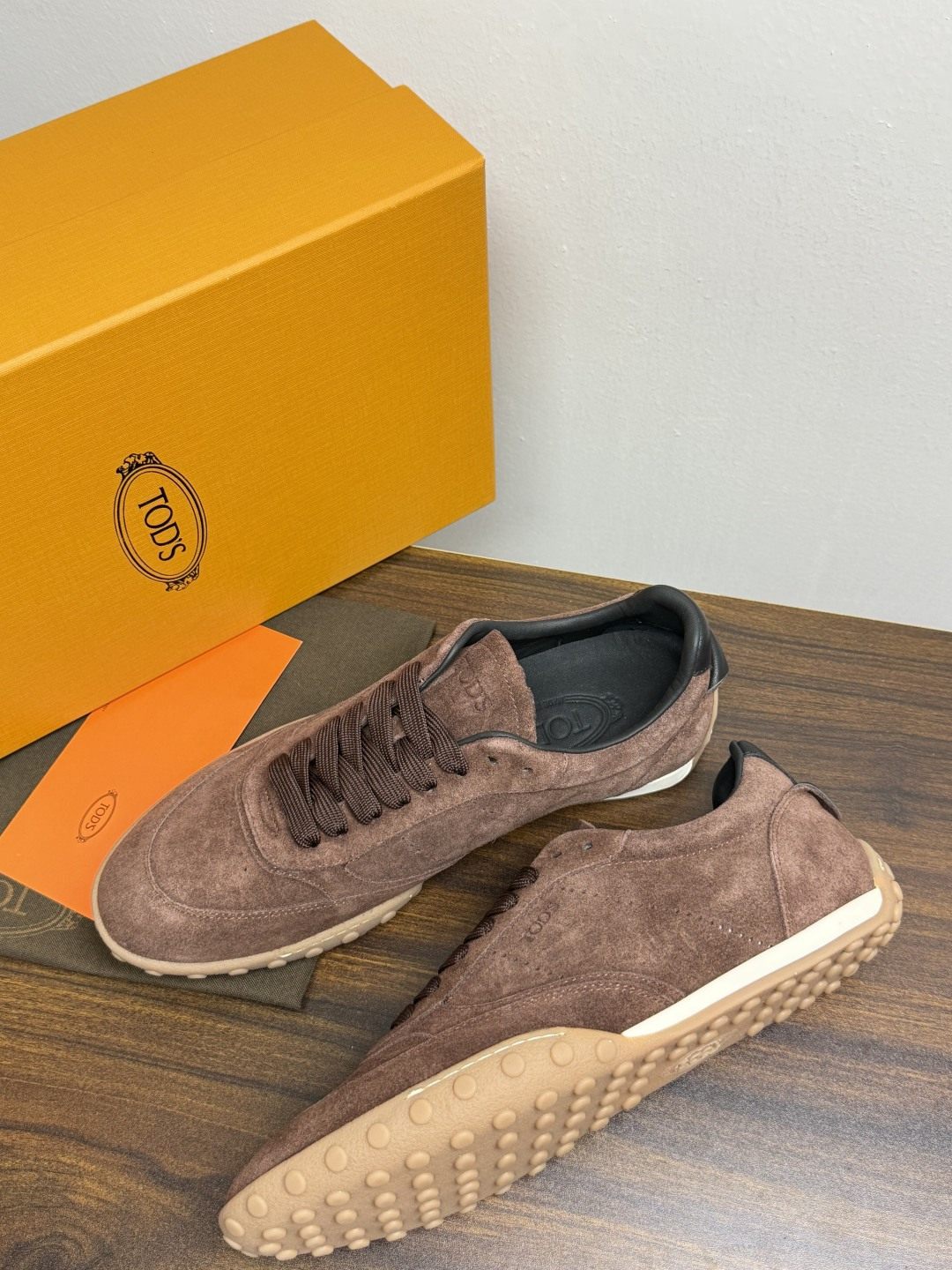TOD’S/托德斯新款男士乐福休闲鞋,这款鞋选用皮革制成,橡胶大底尽显品牌元素,轻松提升日常造型。原版1:1开发,优雅低 TOD’S/托德斯新款男士乐福休闲鞋,这款鞋选用皮革制成,橡胶大底尽显品牌元素,轻松提升日常造型。原版1:1开发,优雅低