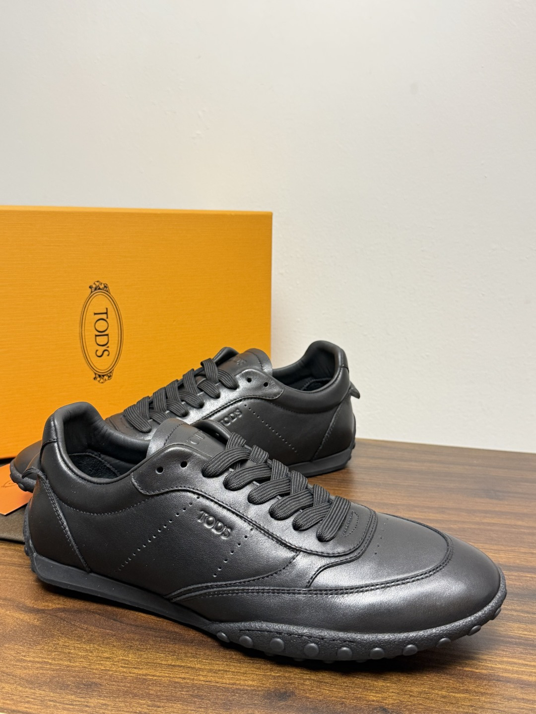TOD’S/托德斯新款男士乐福休闲鞋,这款鞋选用皮革制成,橡胶大底尽显品牌元素,轻松提升日常造型。原版1:1开发,优雅低 TOD’S/托德斯新款男士乐福休闲鞋,这款鞋选用皮革制成,橡胶大底尽显品牌元素,轻松提升日常造型。原版1:1开发,优雅低