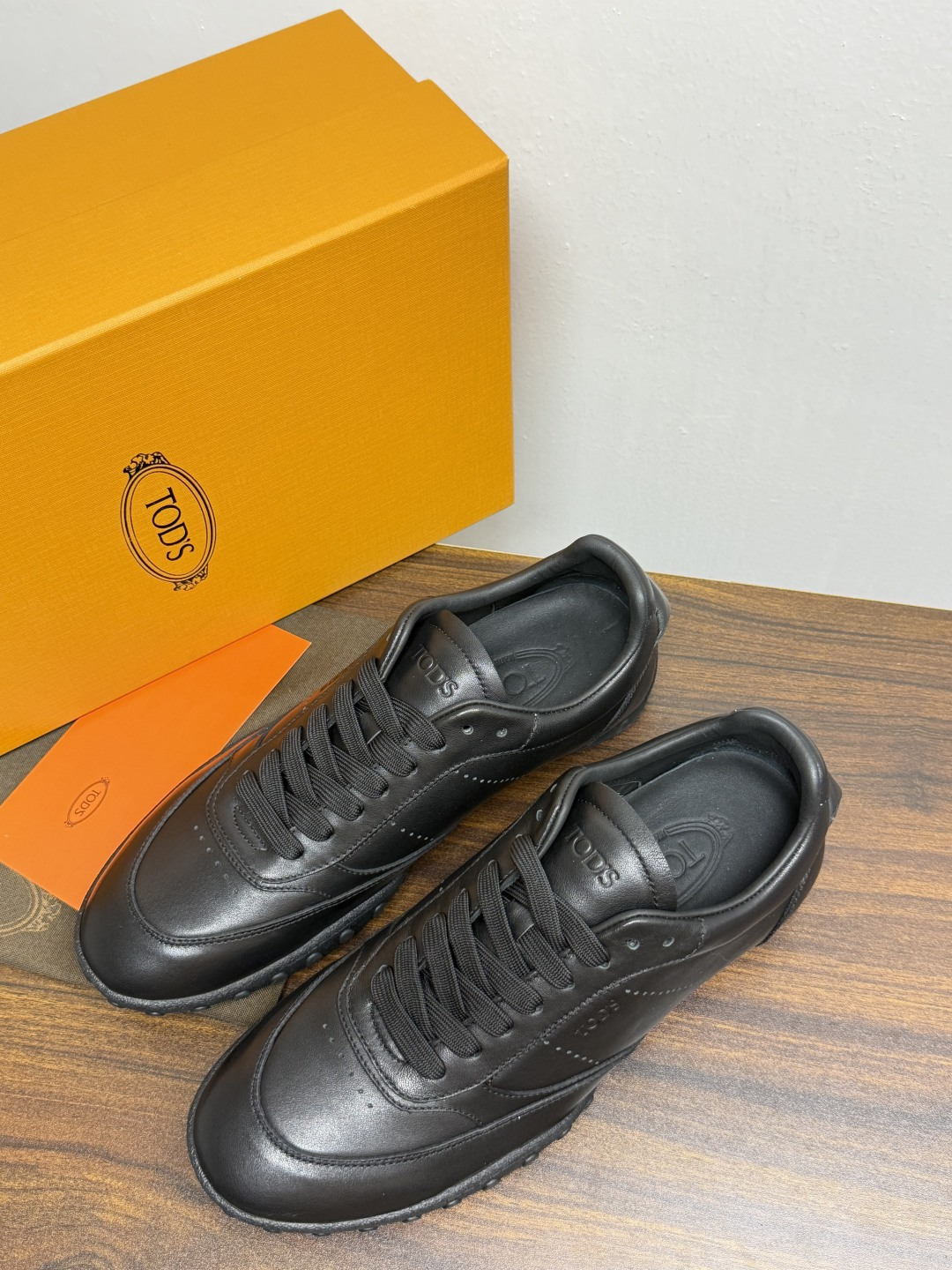 TOD’S/托德斯新款男士乐福休闲鞋,这款鞋选用皮革制成,橡胶大底尽显品牌元素,轻松提升日常造型。原版1:1开发,优雅低 TOD’S/托德斯新款男士乐福休闲鞋,这款鞋选用皮革制成,橡胶大底尽显品牌元素,轻松提升日常造型。原版1:1开发,优雅低