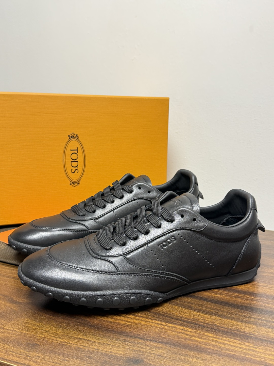TOD’S/托德斯新款男士乐福休闲鞋,这款鞋选用皮革制成,橡胶大底尽显品牌元素,轻松提升日常造型。原版1:1开发,优雅低 TOD’S/托德斯新款男士乐福休闲鞋,这款鞋选用皮革制成,橡胶大底尽显品牌元素,轻松提升日常造型。原版1:1开发,优雅低