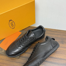TOD’S/托德斯新款男士乐福休闲鞋,这款鞋选用皮革制成,橡胶大底尽显品牌元素,轻松提升日常造型。原版1:1开发,优雅低 TOD’S/托德斯新款男士乐福休闲鞋,这款鞋选用皮革制成,橡胶大底尽显品牌元素,轻松提升日常造型。原版1:1开发,优雅低