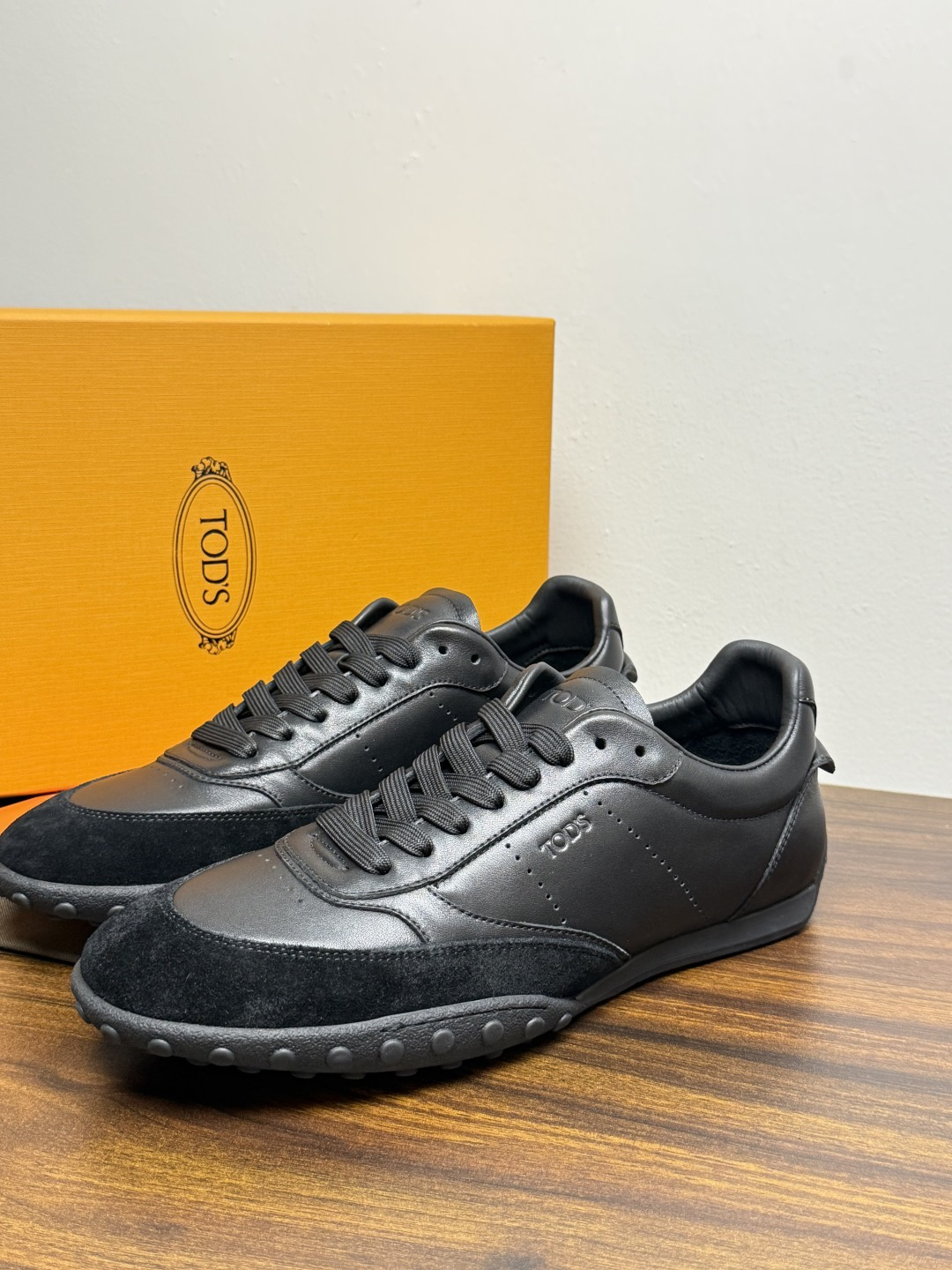 TOD’S/托德斯新款男士乐福休闲鞋,这款鞋选用皮革制成,橡胶大底尽显品牌元素,轻松提升日常造型。原版1:1开发,优雅低 TOD’S/托德斯新款男士乐福休闲鞋,这款鞋选用皮革制成,橡胶大底尽显品牌元素,轻松提升日常造型。原版1:1开发,优雅低