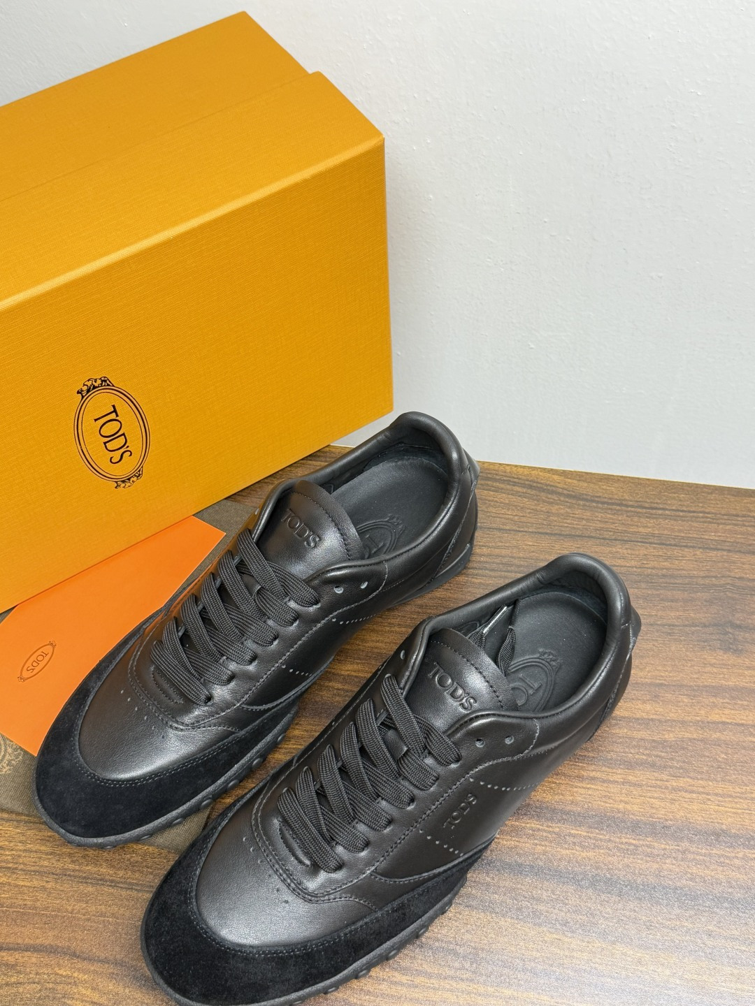TOD’S/托德斯新款男士乐福休闲鞋,这款鞋选用皮革制成,橡胶大底尽显品牌元素,轻松提升日常造型。原版1:1开发,优雅低 TOD’S/托德斯新款男士乐福休闲鞋,这款鞋选用皮革制成,橡胶大底尽显品牌元素,轻松提升日常造型。原版1:1开发,优雅低