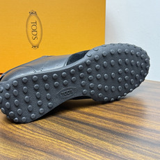 TOD’S/托德斯新款男士乐福休闲鞋,这款鞋选用皮革制成,橡胶大底尽显品牌元素,轻松提升日常造型。原版1:1开发,优雅低 TOD’S/托德斯新款男士乐福休闲鞋,这款鞋选用皮革制成,橡胶大底尽显品牌元素,轻松提升日常造型。原版1:1开发,优雅低
