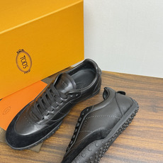 TOD’S/托德斯新款男士乐福休闲鞋,这款鞋选用皮革制成,橡胶大底尽显品牌元素,轻松提升日常造型。原版1:1开发,优雅低 TOD’S/托德斯新款男士乐福休闲鞋,这款鞋选用皮革制成,橡胶大底尽显品牌元素,轻松提升日常造型。原版1:1开发,优雅低