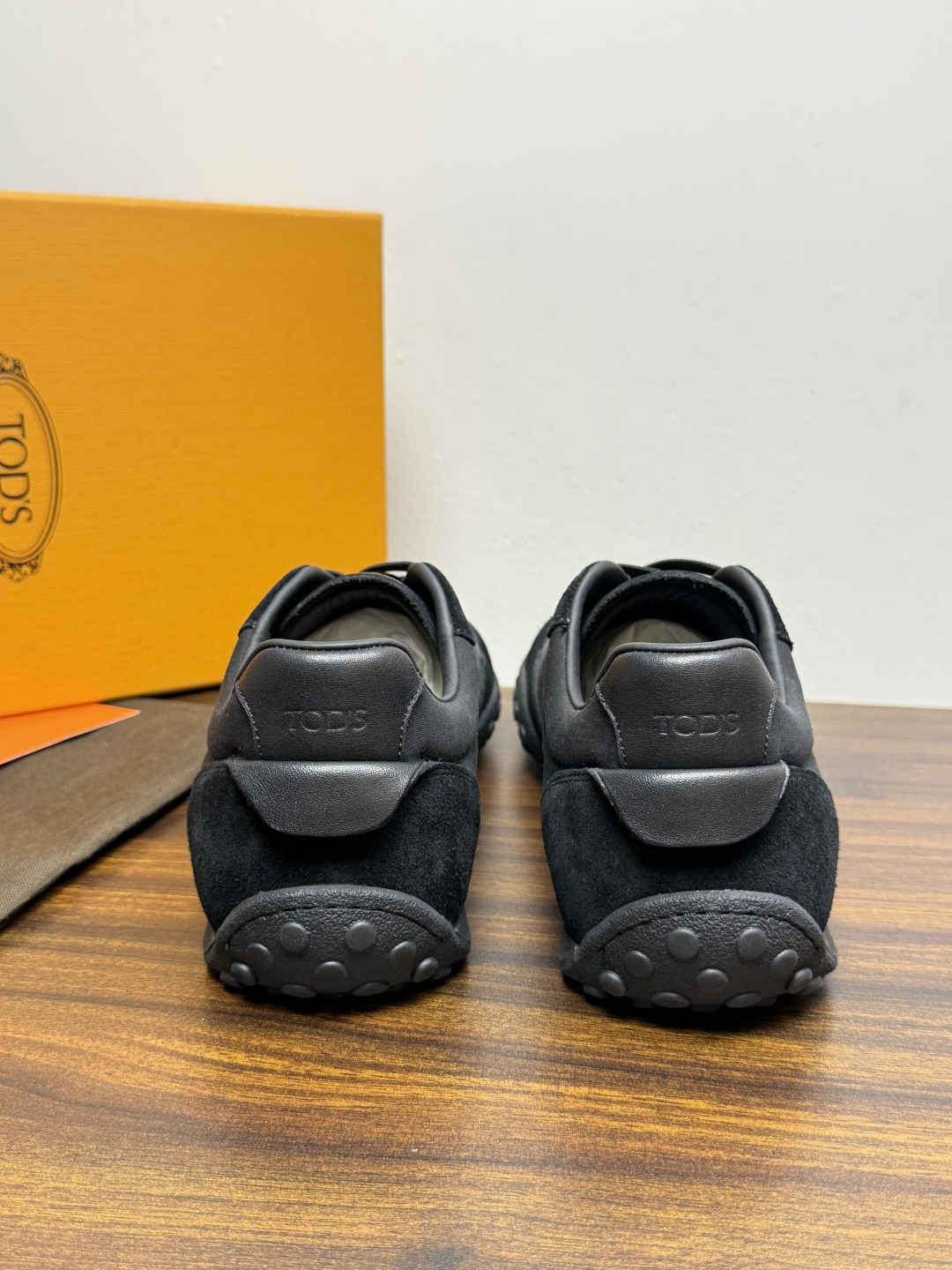 TOD’S/托德斯新款男士乐福休闲鞋,这款鞋选用皮革制成,橡胶大底尽显品牌元素,轻松提升日常造型。原版1:1开发,优雅低 TOD’S/托德斯新款男士乐福休闲鞋,这款鞋选用皮革制成,橡胶大底尽显品牌元素,轻松提升日常造型。原版1:1开发,优雅低