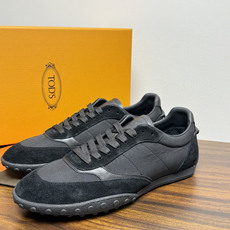 TOD’S/托德斯新款男士乐福休闲鞋,这款鞋选用皮革制成,橡胶大底尽显品牌元素,轻松提升日常造型。原版1:1开发,优雅低 TOD’S/托德斯新款男士乐福休闲鞋,这款鞋选用皮革制成,橡胶大底尽显品牌元素,轻松提升日常造型。原版1:1开发,优雅低