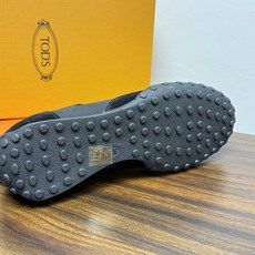 TOD’S/托德斯新款男士乐福休闲鞋,这款鞋选用皮革制成,橡胶大底尽显品牌元素,轻松提升日常造型。原版1:1开发,优雅低 TOD’S/托德斯新款男士乐福休闲鞋,这款鞋选用皮革制成,橡胶大底尽显品牌元素,轻松提升日常造型。原版1:1开发,优雅低