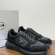 Prada Brush 运动鞋,鞋面是麂皮 + 尼龙织物拼接,侧面有 Prada 标志性的 三角珐琅金属标 ,厚底橡 Prada Brush 运动鞋,鞋面是麂皮 + 尼龙织物拼接,侧面有 Prada 标志性的 三角珐琅金属标 ,厚底橡