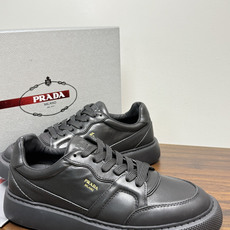 Prada Court 板鞋,整体造型很极简,鞋面是柔软的小牛皮,鞋侧金色 PRADA 压印 logo( Prada Court 板鞋,整体造型很极简,鞋面是柔软的小牛皮,鞋侧金色 PRADA 压印 logo(