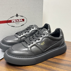 Prada Court 板鞋,整体造型很极简,鞋面是柔软的小牛皮,鞋侧金色 PRADA 压印 logo( Prada Court 板鞋,整体造型很极简,鞋面是柔软的小牛皮,鞋侧金色 PRADA 压印 logo(