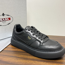 Prada Court 板鞋,整体造型很极简,鞋面是柔软的小牛皮,鞋侧金色 PRADA 压印 logo( Prada Court 板鞋,整体造型很极简,鞋面是柔软的小牛皮,鞋侧金色 PRADA 压印 logo(