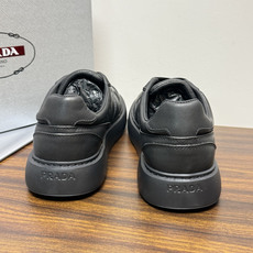 Prada Court 板鞋,整体造型很极简,鞋面是柔软的小牛皮,鞋侧金色 PRADA 压印 logo( Prada Court 板鞋,整体造型很极简,鞋面是柔软的小牛皮,鞋侧金色 PRADA 压印 logo(