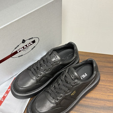 Prada Court 板鞋,整体造型很极简,鞋面是柔软的小牛皮,鞋侧金色 PRADA 压印 logo( Prada Court 板鞋,整体造型很极简,鞋面是柔软的小牛皮,鞋侧金色 PRADA 压印 logo(
